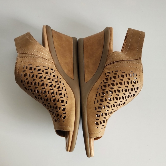 Earth Cascade Women's 9D Wide Camel Vintge Leather Wedge Sandals - Picture 4 of 11